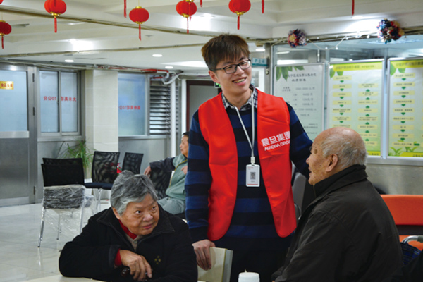 集團資訊室顧嘉樹同仁與老人們愉快交談