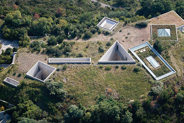 圖四：直島地中美術館的清水混凝土墻面，通過天窗設置引入自然光之俯瞰圖（圖源安藤忠雄建筑研究所官網）