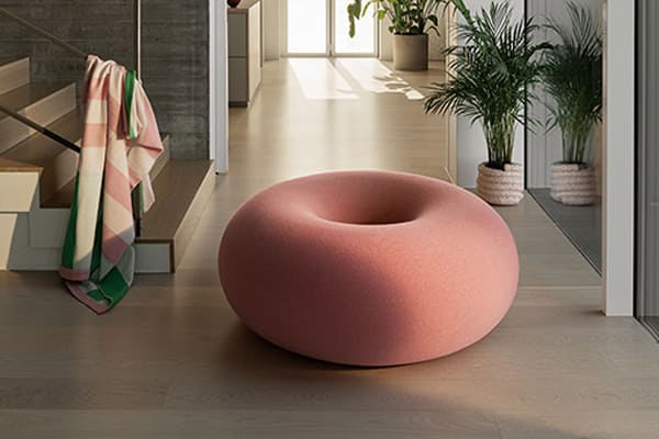 Boa+Pouf「甜甜圈椅」外層柔軟、無接縫，內(nèi)部則具強固支撐。